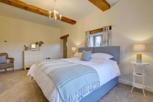 a bedroom with a large bed and a window at 2 Bed in Bishops Nympton oc-barton in Bishops Nympton