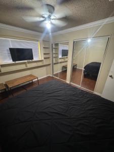 a living room with a ceiling fan and a tv at Oldfield in Lancaster