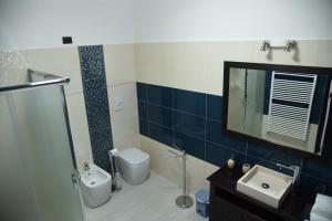 カヴァッリーノ・ディ・レッチェにあるGreen Houseのバスルーム(洗面台、トイレ、鏡付)
