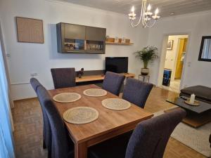 a dining room with a wooden table and chairs at Komfortable 3-Zimmer- Wohnung in Ratingen