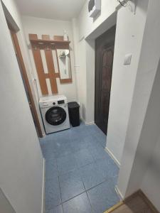 a hallway with a washing machine in a room at Alexandra Home in Mediaş
