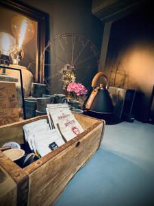 a wooden box with a lamp and a wheel at Suite Richovilare - Sauna & Hammam in Riquewihr