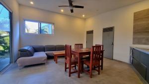 a living room with a table and a couch at Casa Celeste in Playa Pelada