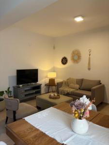 a living room with a couch and a table at Departamento Liban in San Juan