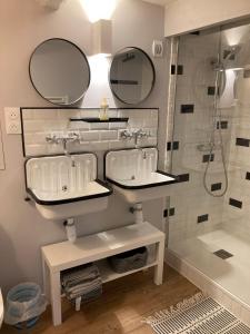 a bathroom with two sinks and a shower at La suite de L'Eau qui dort in Pleslin-Trigavou +22 photos