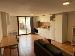 a living room with a couch and a kitchen at La Novelera in Echedo