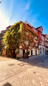 a building with ivy growing on the side of it at unique Ferienwohnung in Leutkirch im Allgäu