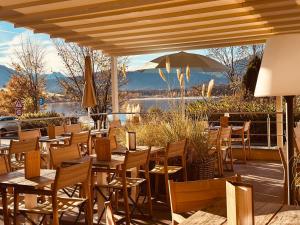 a restaurant with tables and chairs and an umbrella at Stilvoll und ruhig in Füssen