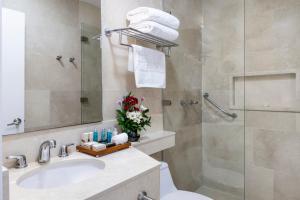 a bathroom with a toilet sink and a shower at Hotel Las Americas Casa de Playa in Cartagena de Indias