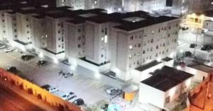 a view of a building with cars parked in a parking lot at Juhh Bella in Botucatu