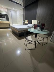 a bedroom with a bed and a table and chairs at Motel Canadá moto gp in Senador Canedo