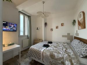 a bedroom with a bed and a ceiling fan at L'appartement Dunois in Châteaudun