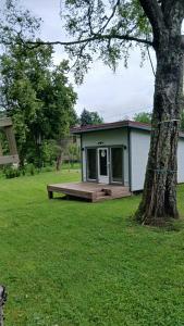 a small house with a porch and a tree at Vana-Vastseliina külalistemaja in Illi