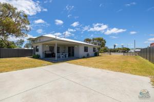ein kleines weißes Haus mit einem großen Garten in der Unterkunft Seagulls in Lancelin