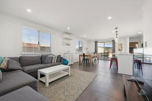 ein Wohnzimmer mit Sofa und Tisch in der Unterkunft Seagulls in Lancelin