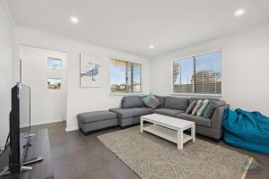 ein Wohnzimmer mit Sofa und Fernseher in der Unterkunft Seagulls in Lancelin