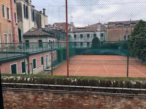 a tennis court with a fence and a tennis court at Cà Fede in Venice