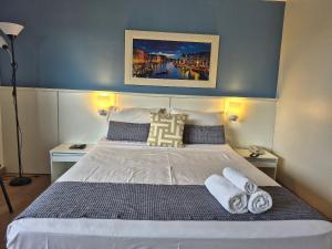 a bedroom with a large bed with towels on it at Flat Vila Mariana Ibirapuera (Apto 1005) in São Paulo