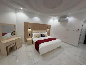 a bedroom with a large bed and a mirror at النبلاء الفضي in Medina