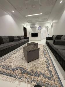 a living room with couches and a rug at النبلاء الفضي in Medina +32 photos