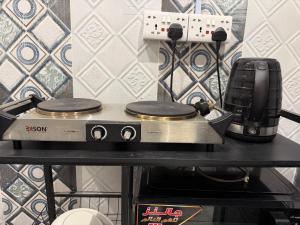 a stove top oven sitting on top of a table at النبلاء الفضي in Medina