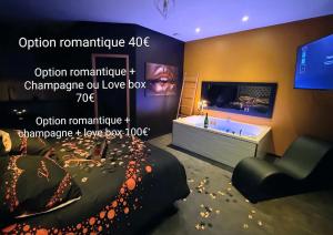 a room with a bed and a tv in a room at Cc love in Carbonne