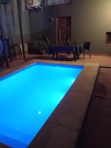 a swimming pool with blue lights in a living room at Exclusivo Apartamento Centro Laguna in Chascomús