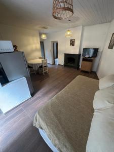 a room with a bed and a living room with a table at Exclusivo Apartamento Centro Laguna in Chascomús