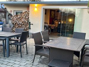 a group of tables and chairs on a patio at Ferienhaus bei Lauingen, mit Sauna und Gartenlounge in Veitriedhausen