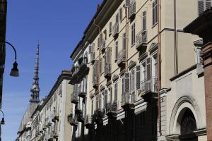 un edificio con balconi sul lato di una strada di Residenza Dell' Opera a Torino