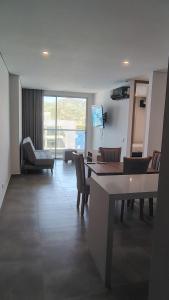 a living room with chairs and a table and a couch at Salguero sunset resort apartmento in Gaira
