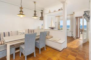 a dining room with a table and chairs at A pie de Playa, Casa de Pescadores en Calella in Calella de Palafrugell +17 photos