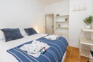 a bedroom with a bed with towels on it at A pie de Playa, Casa de Pescadores en Calella in Calella de Palafrugell