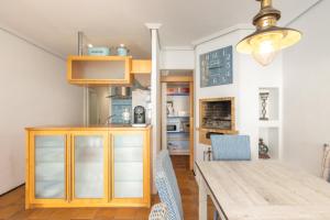 a kitchen and dining room with a wooden table at A pie de Playa, Casa de Pescadores en Calella in Calella de Palafrugell