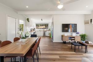 a dining room and kitchen with a table and chairs at Nanda Lake House in Bonnie Doon