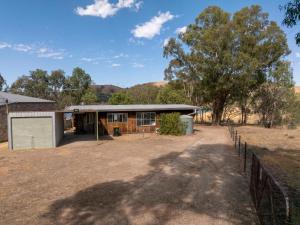 a house in the middle of a field at Nanda Lake House in Bonnie Doon