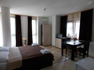 A bed or beds in a room at Apart Hotel Rosen