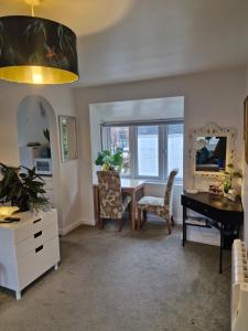 a living room with a desk and a table at 4 Bancroft place in Stratford-upon-Avon