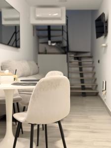 a living room with a table and a chair at Apartamento Las Cruces in Plasencia