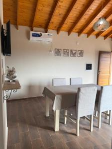 a dining room with a table and chairs at L&M Cabañas Villa Yacanto in Villa Yacanto