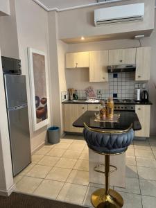a kitchen with a bar in the middle of it at Mapungubwe Diamond's hotel in Johannesburg