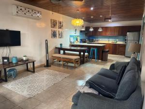 a living room with a couch and a kitchen at Tama Magico in Tamarindo