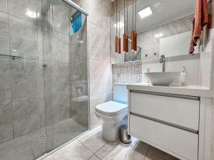 a bathroom with a shower and a toilet and a sink at Apartamento com 2 quartos a 5 minutos do centro in Brusque +29 photos