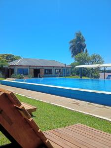 a swimming pool in front of a house at Paraiso Yapeyù in Yapeyú