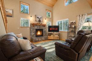 a living room with a couch and a fireplace at Paws in the Mountains by NW Comfy Cabins in Leavenworth