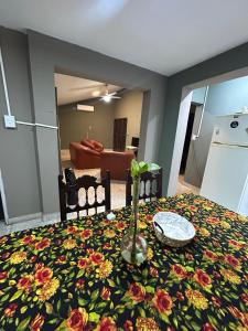 a table with a table cloth with flowers on it at Kusi 51 in La Banda