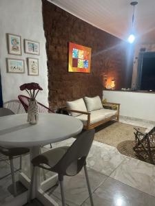 a living room with a table and a couch at Bendita Pausa-Igatu in Igatu