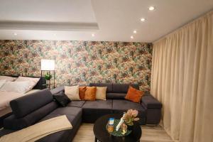 a living room with a couch and a table at modernes Apartment bei Schlosspark Nymphenburg, Top Verkehrsanbindungen, free parking, perfekt für Business- City-Trips und Events in Munich