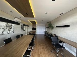 a conference room with a long table and chairs at Stúdio Elegance Central - Av Itamar Franco in Juiz de Fora +8 photos