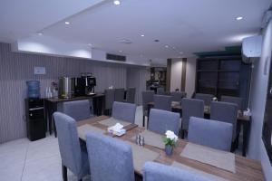 a dining room with a table and chairs at Samama Almaqam Ajyad Hotel Makkah in Mecca